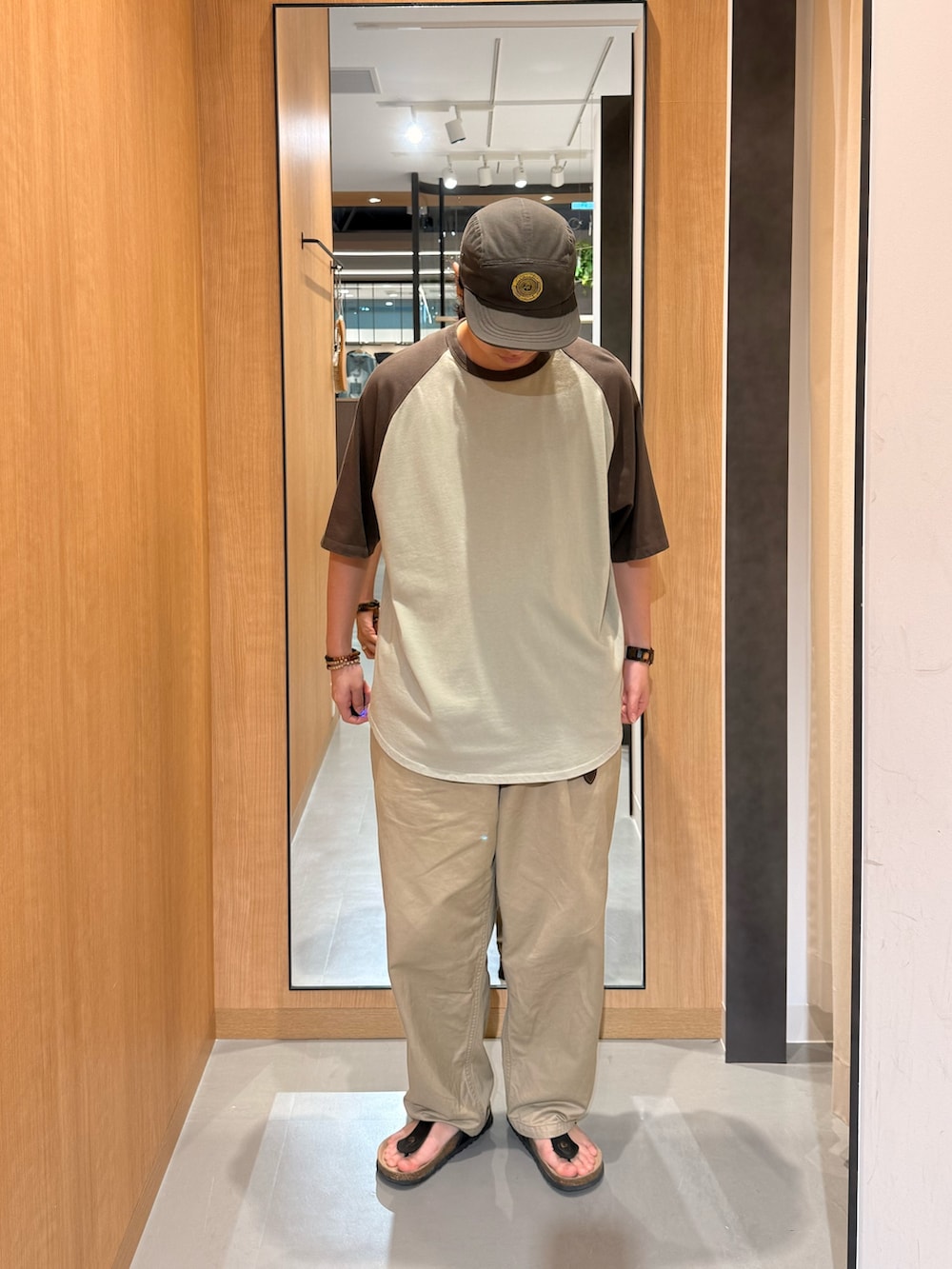 ブラウン系のTシャツ/カットソーを着用したメンズの夏コーディネートの3枚目の写真