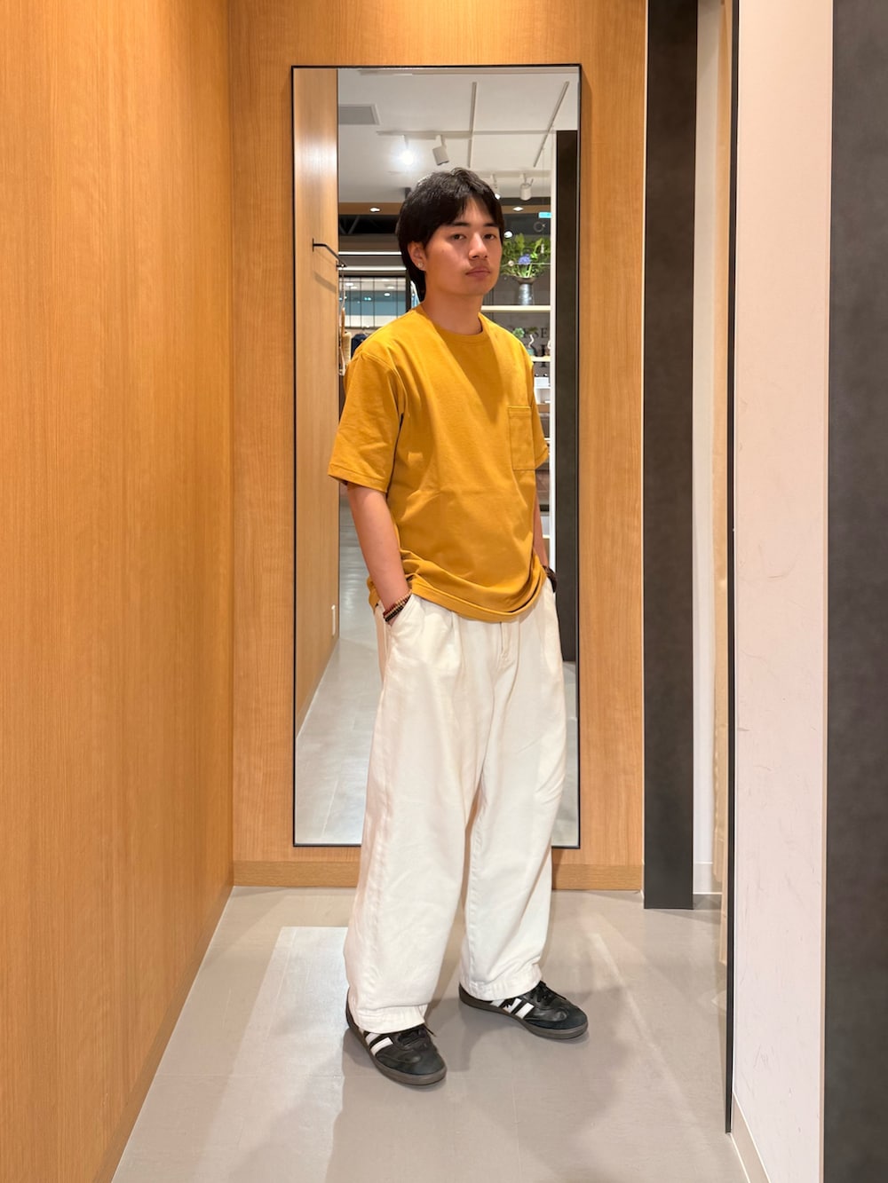 イエロー系のTシャツ/カットソーを着用したメンズの夏コーディネートの3枚目の写真