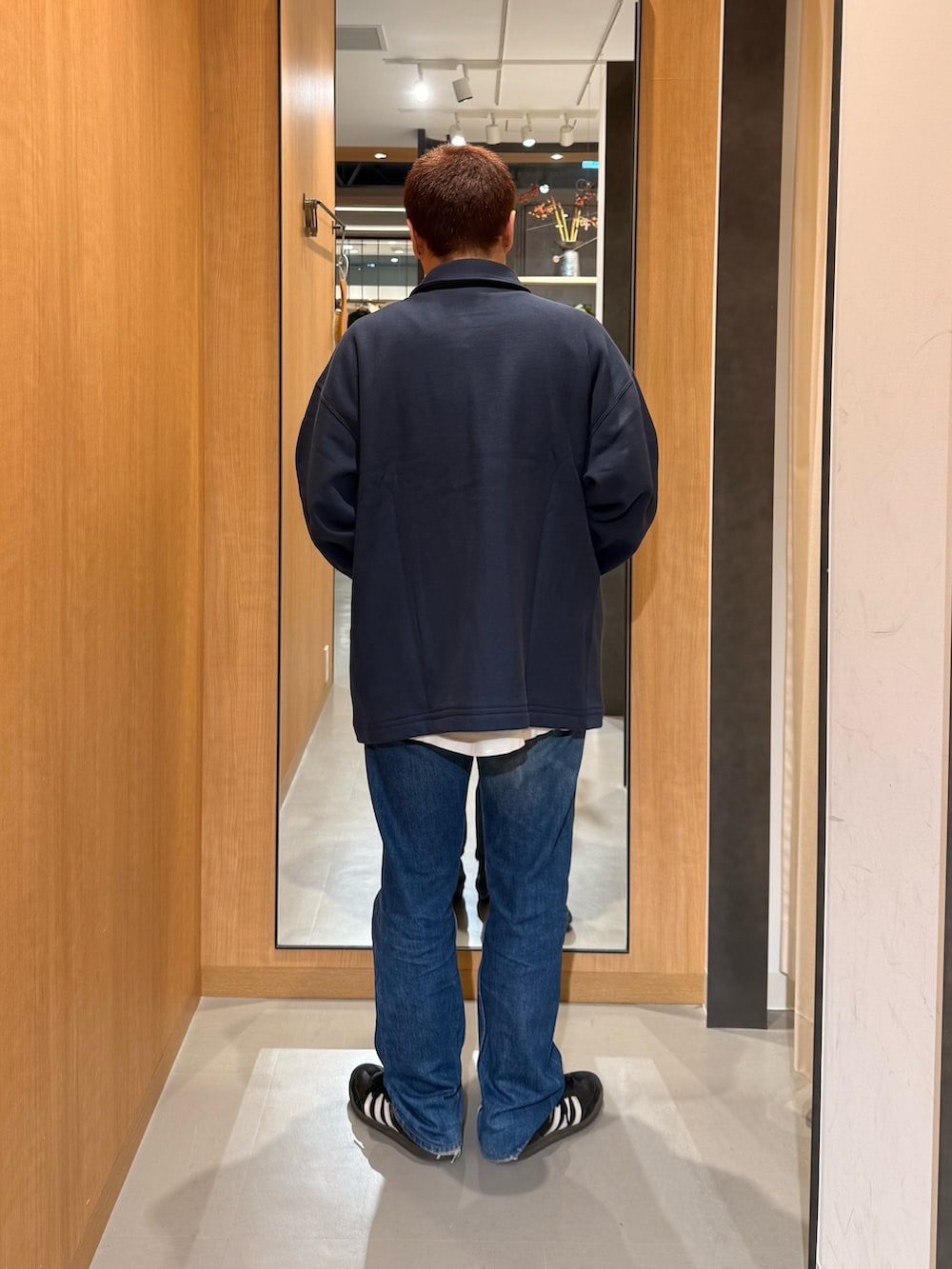 ブルー系のその他アウターを着用したメンズの秋コーディネートの3枚目の写真