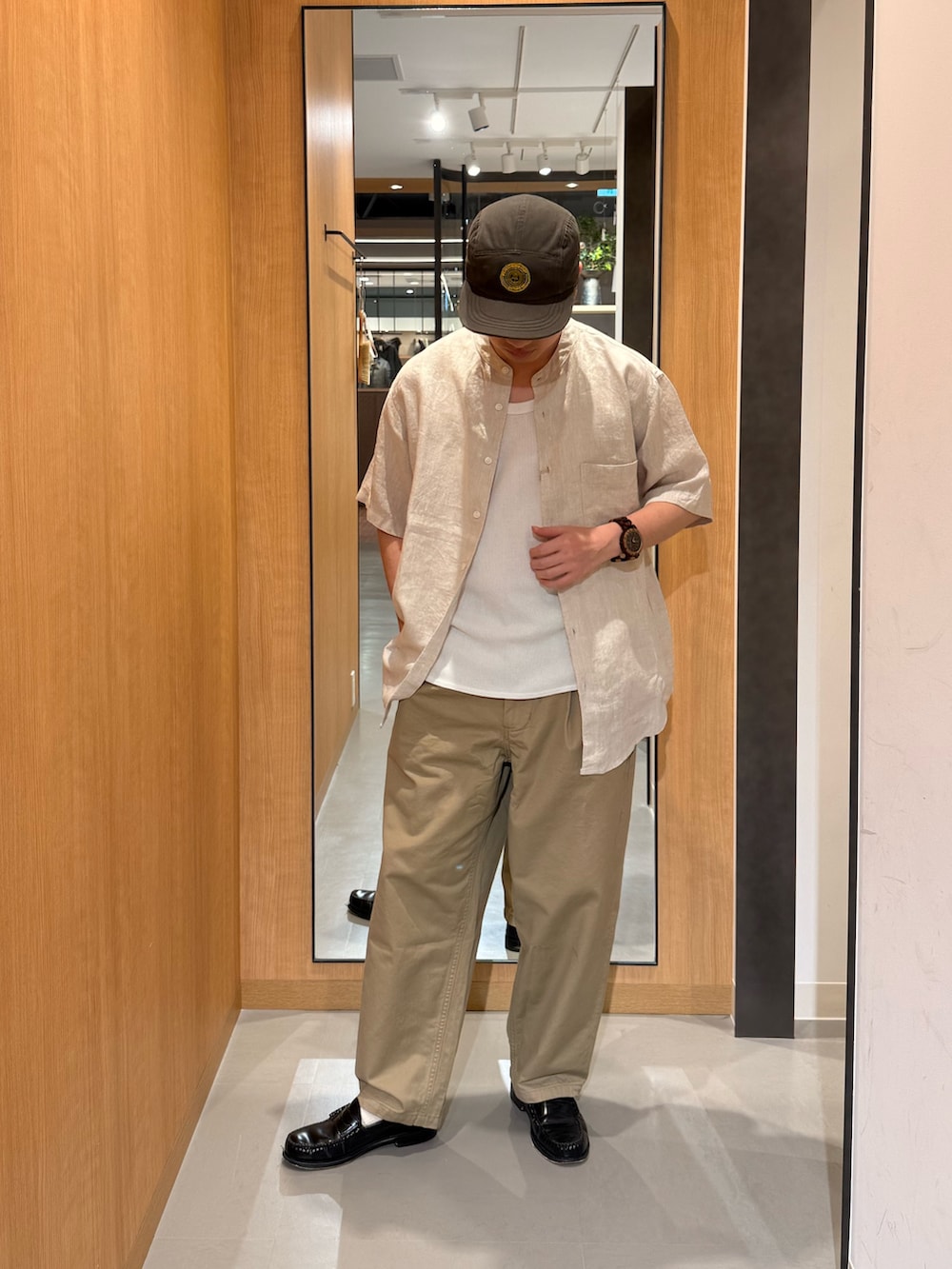 ホワイト系のシャツ/ブラウス、ベージュ系のその他パンツを着用したメンズの春コーディネートの3枚目の写真