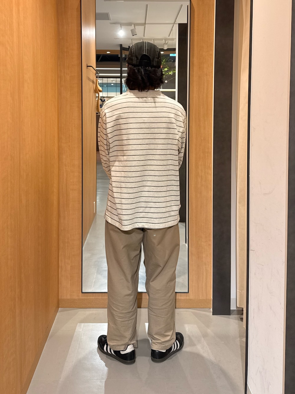 グレー系のTシャツ/カットソーを着用したメンズの夏コーディネートの3枚目の写真