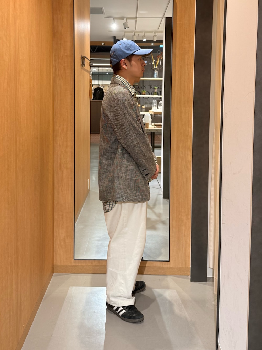 グレー系のその他アウター、ブルー系のキャップを着用したメンズの秋コーディネートの2枚目の写真