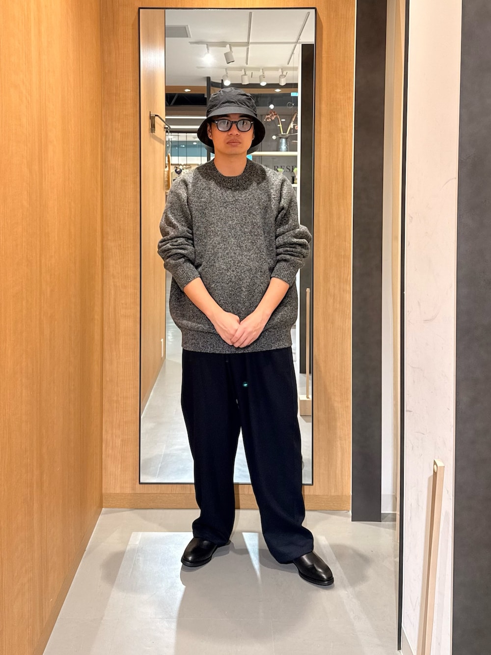 ブラック系のニット/セーター、ブルー系のその他パンツ、ブラック系のドレスシューズを着用したメンズの秋コーディネートの3枚目の写真