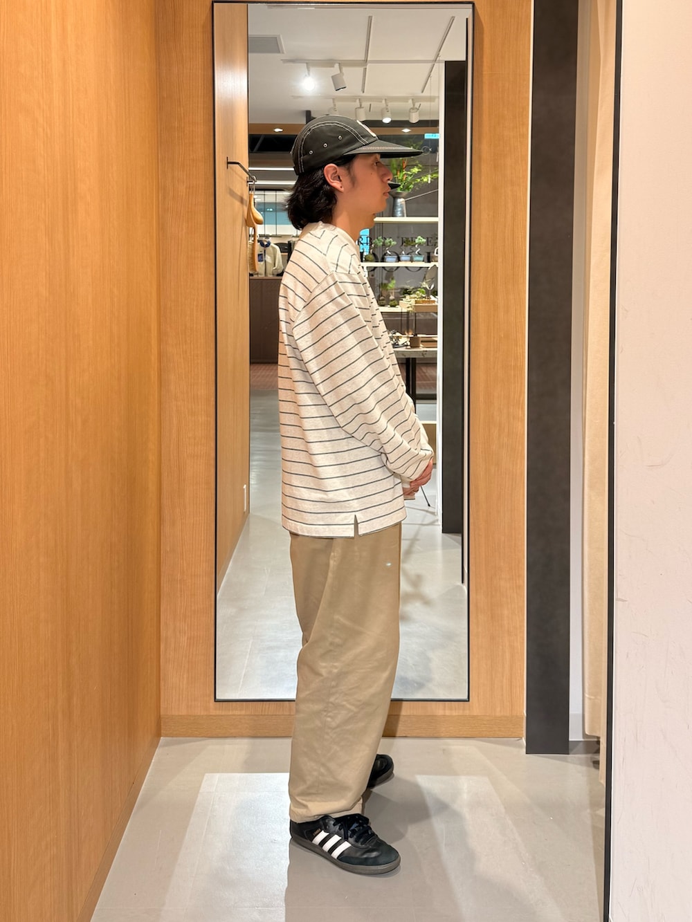 グレー系のTシャツ/カットソーを着用したメンズの夏コーディネートの2枚目の写真