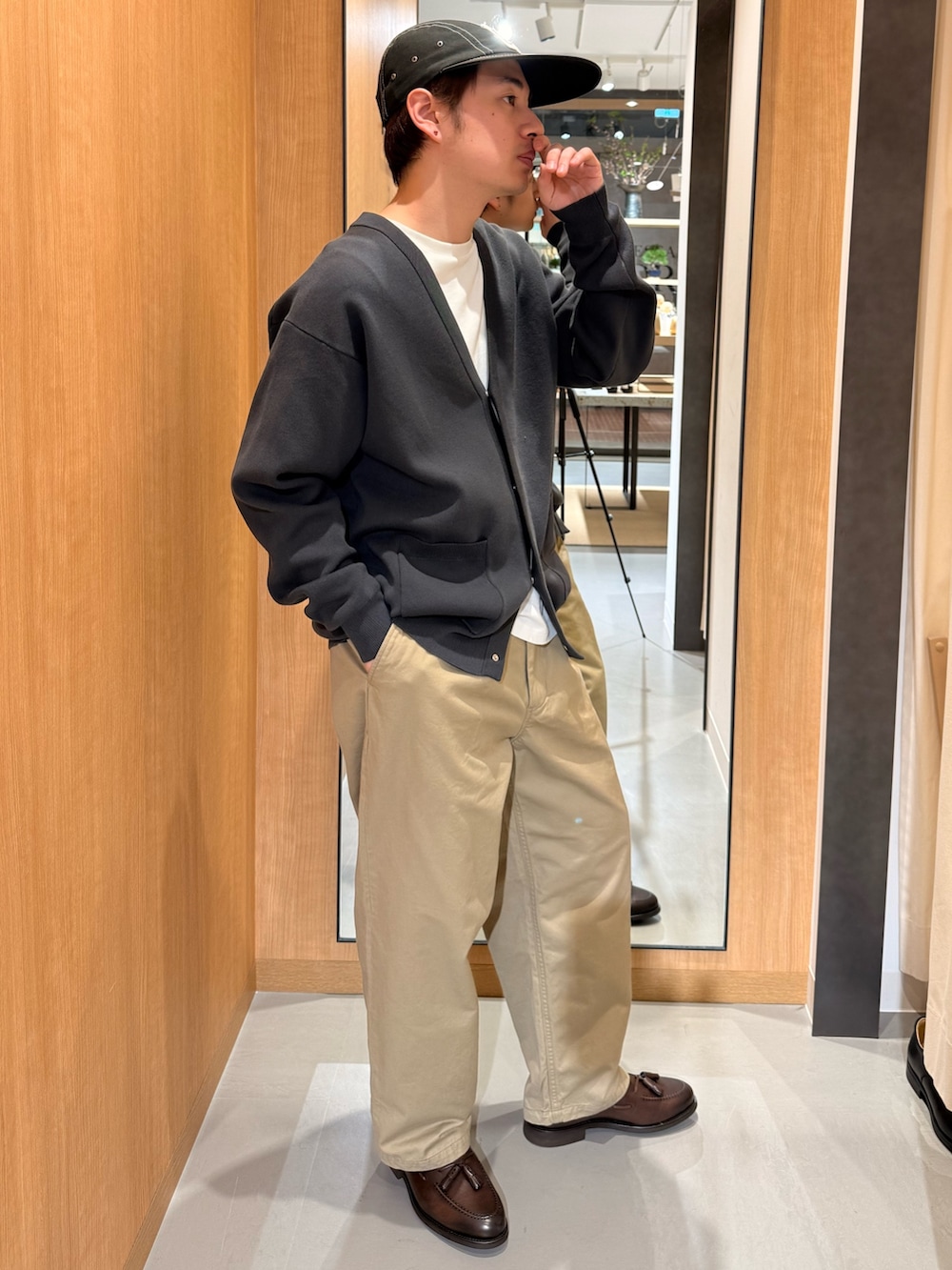 グレー系のカーディガン/ボレロ、ベージュ系のその他パンツ、ブラウン系のドレスシューズを着用したメンズの春コーディネートの2枚目の写真