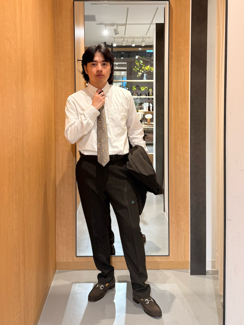 ブラウン系のその他アウター、ブラウン系のその他パンツ、ベージュ系のネクタイを着用したメンズの夏コーディネートの3枚目の写真