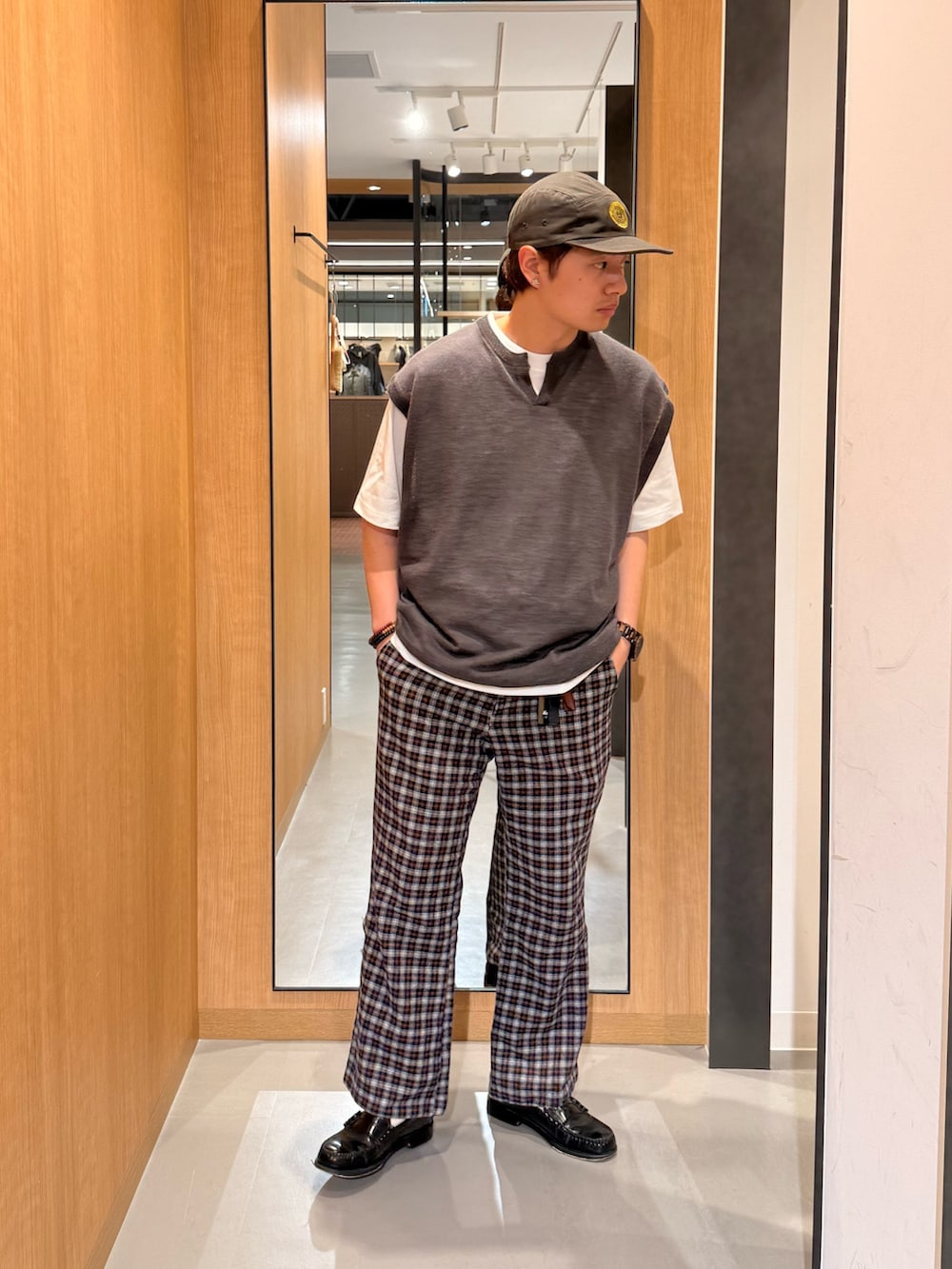 グレー系のベスト、ホワイト系のTシャツ/カットソーを着用したメンズの春コーディネートの2枚目の写真