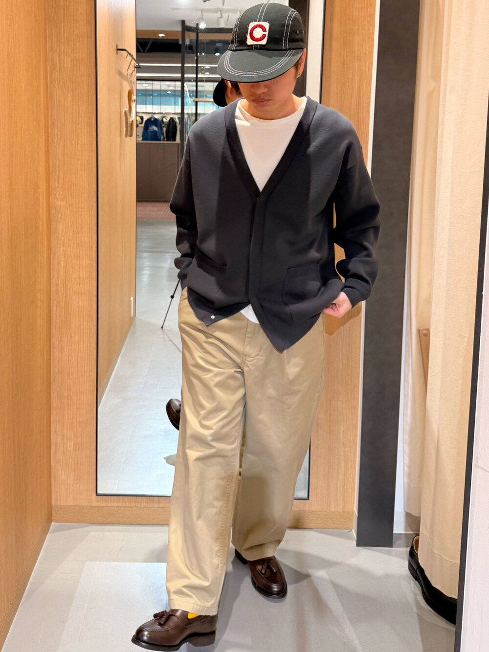 グレー系のカーディガン/ボレロ、ベージュ系のその他パンツ、ブラウン系のドレスシューズを着用したメンズの春コーディネートの3枚目の写真