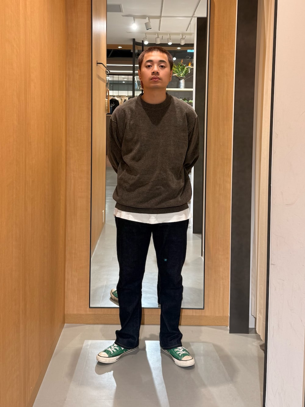 ブラウン系のニット/セーターを着用したメンズの秋コーディネートの2枚目の写真