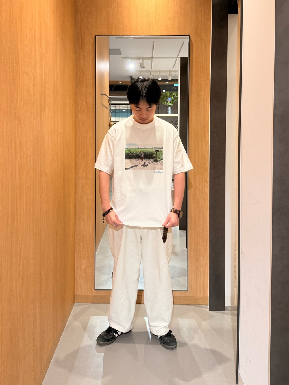 ホワイト系のTシャツ/カットソーを着用したメンズの夏コーディネートの2枚目の写真
