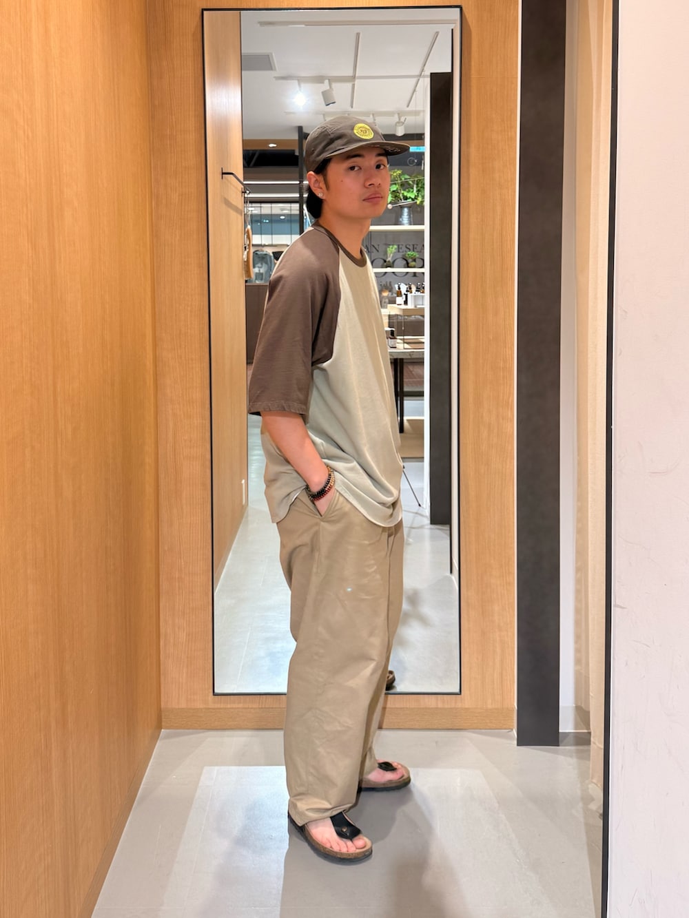ブラウン系のTシャツ/カットソーを着用したメンズの夏コーディネートの2枚目の写真