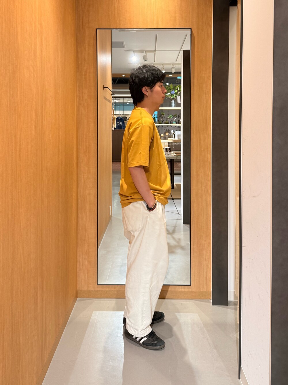 イエロー系のTシャツ/カットソーを着用したメンズの夏コーディネートの2枚目の写真
