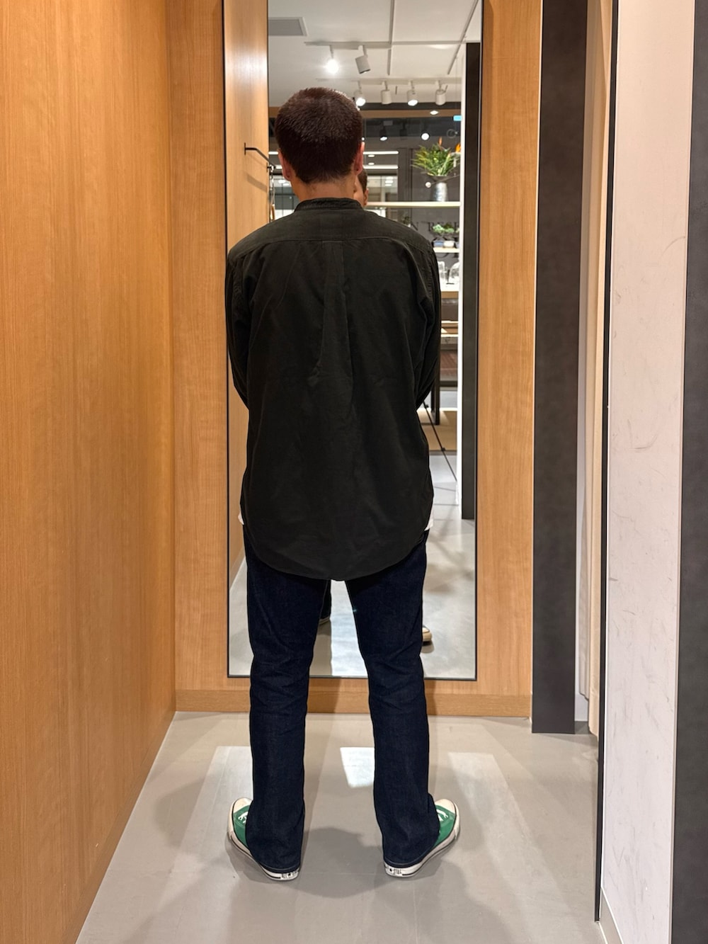 グレー系のシャツ/ブラウスを着用したメンズの秋コーディネートの3枚目の写真