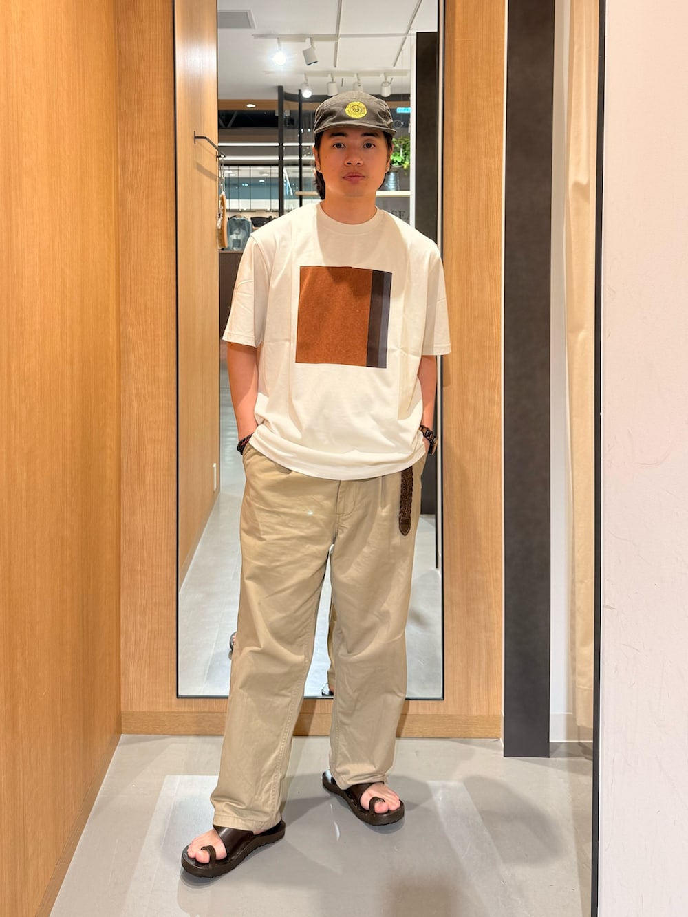ベージュ系のTシャツ/カットソーを着用したメンズの夏コーディネートの3枚目の写真