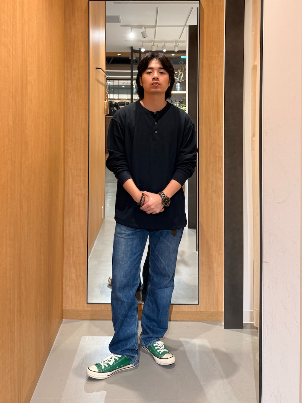 ブルー系のTシャツ/カットソーを着用したメンズの夏コーディネートの2枚目の写真