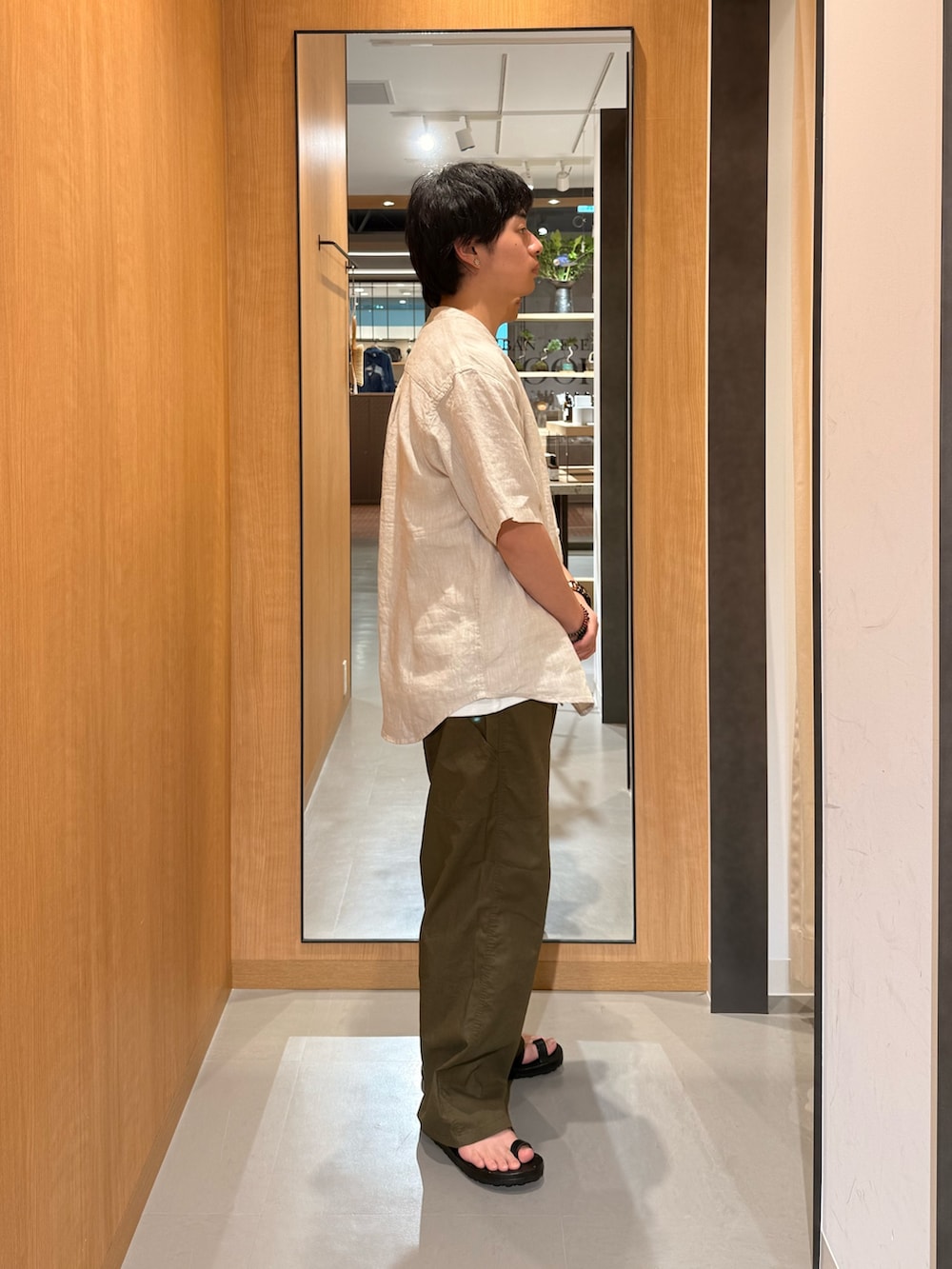 ホワイト系のタンクトップ、ホワイト系のシャツ/ブラウス、ブラック系のサンダルを着用したメンズの夏コーディネートの3枚目の写真