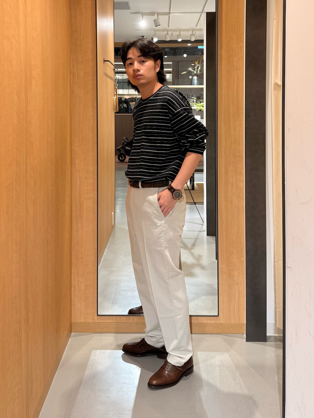 ブラック系のTシャツ/カットソー、ベージュ系のその他パンツ、ブラウン系のドレスシューズを着用したメンズの夏コーディネートの3枚目の写真