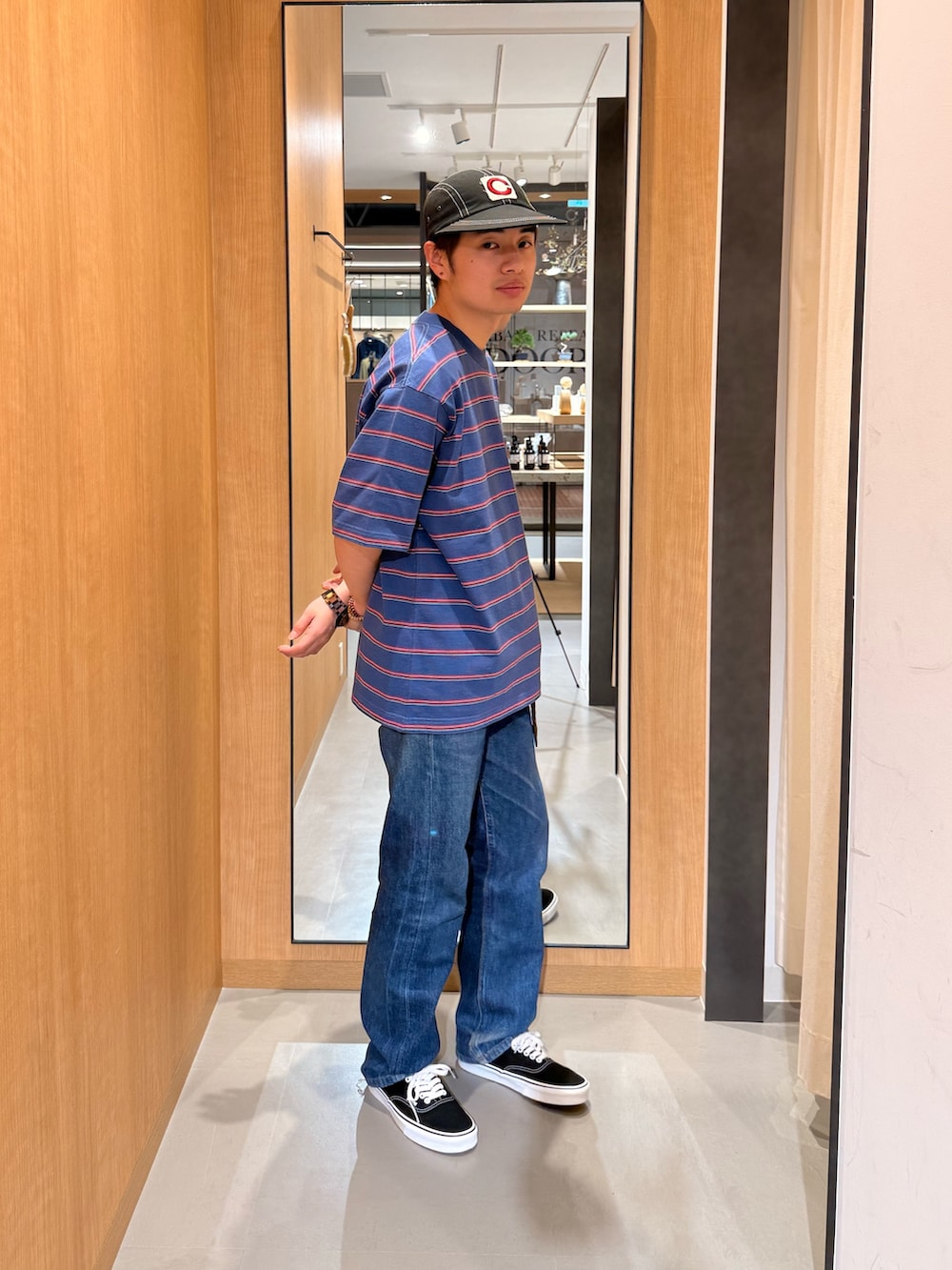 ブルー系のTシャツ/カットソー、ブラック系のスニーカーを着用したメンズの春コーディネートの2枚目の写真