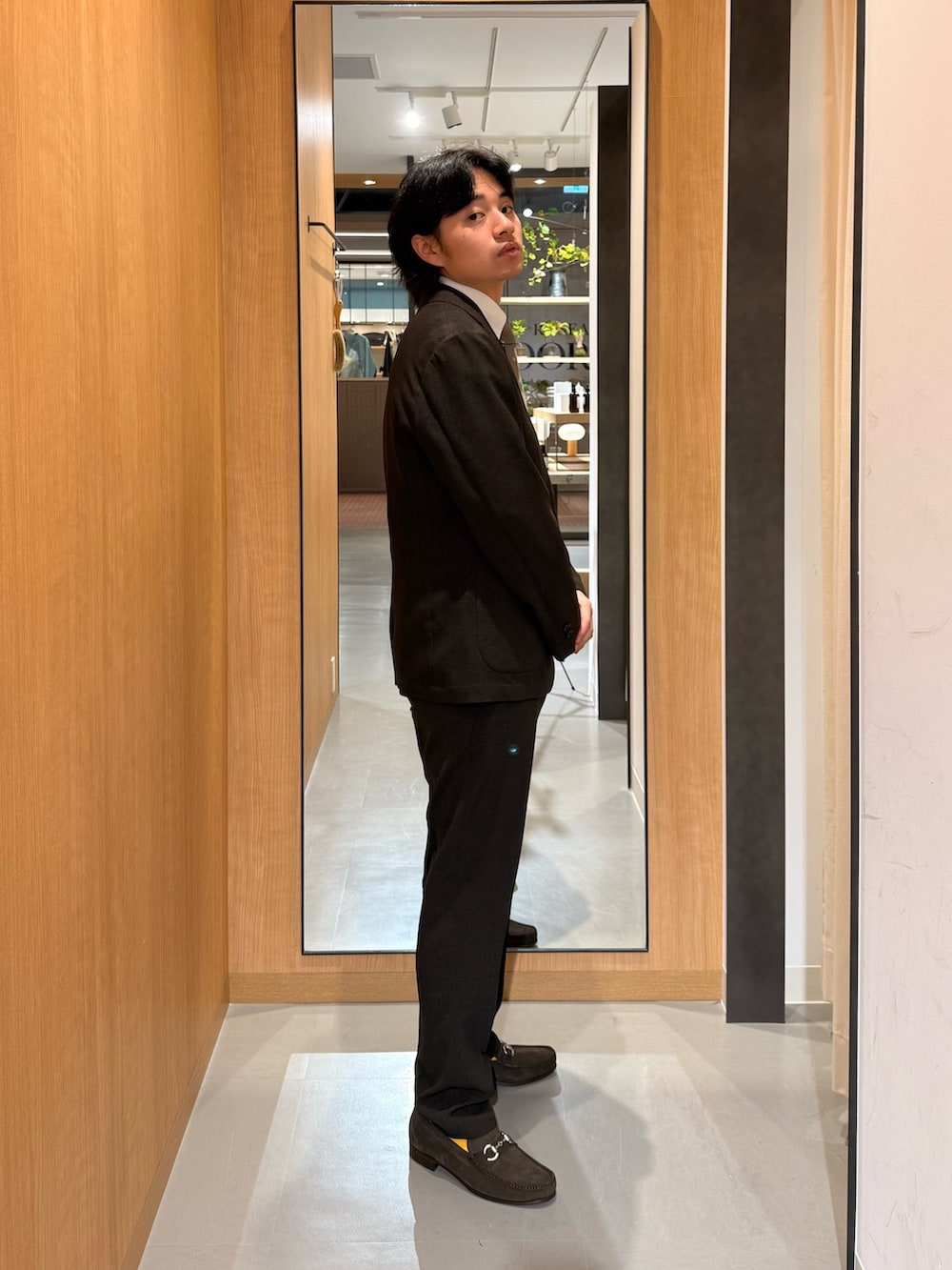 ブラウン系のその他アウター、ブラウン系のその他パンツ、ベージュ系のネクタイを着用したメンズの夏コーディネートの2枚目の写真