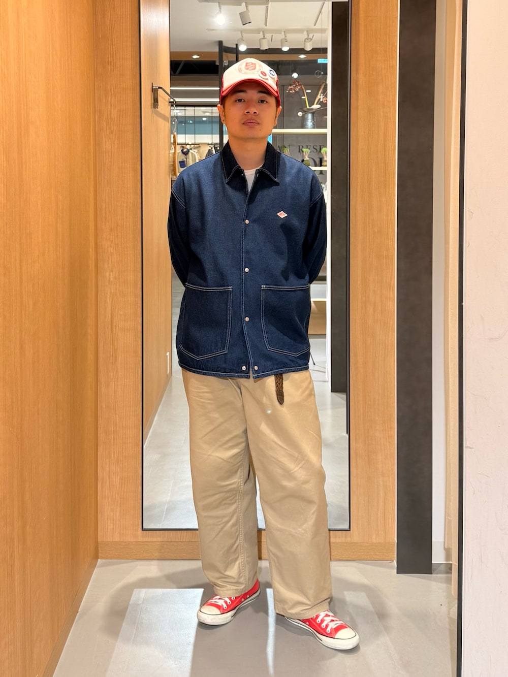 ブルー系のシャツ/ブラウスを着用したメンズの秋コーディネートの3枚目の写真