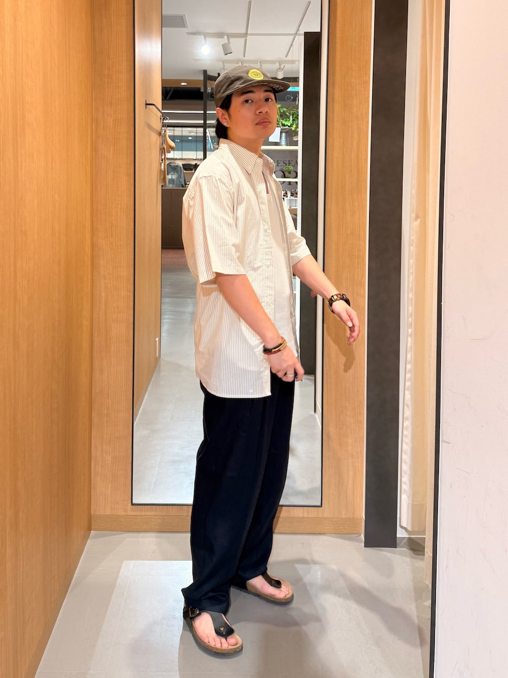 ホワイト系のシャツ/ブラウス、ブルー系のその他パンツを着用したメンズの夏コーディネートの2枚目の写真