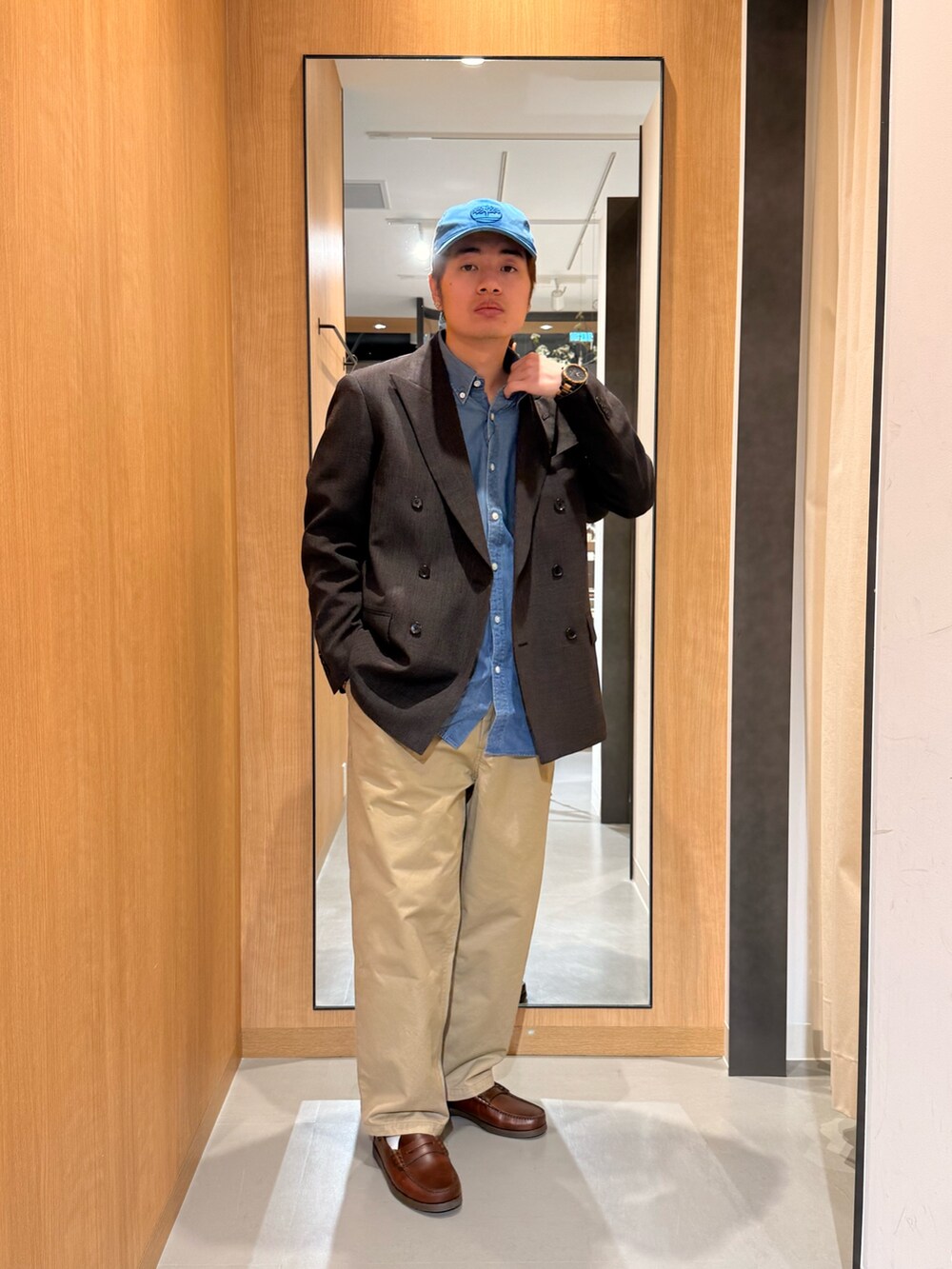 ブラウン系のその他アウター、ベージュ系のその他パンツ、ブルー系のシャツ/ブラウスを着用したメンズの春コーディネートの3枚目の写真