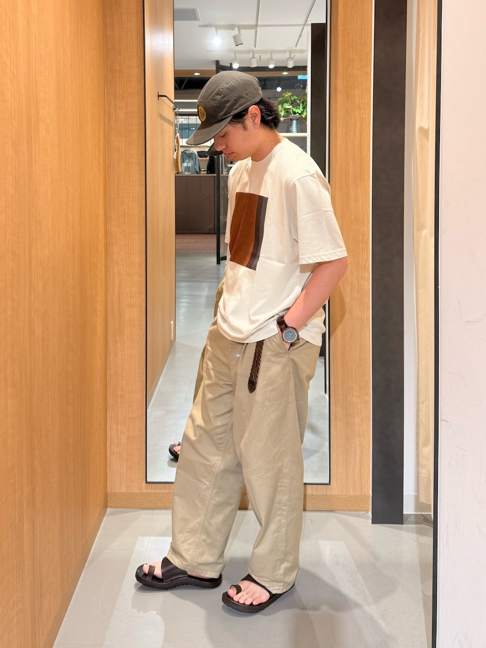 ベージュ系のTシャツ/カットソーを着用したメンズの夏コーディネートの2枚目の写真