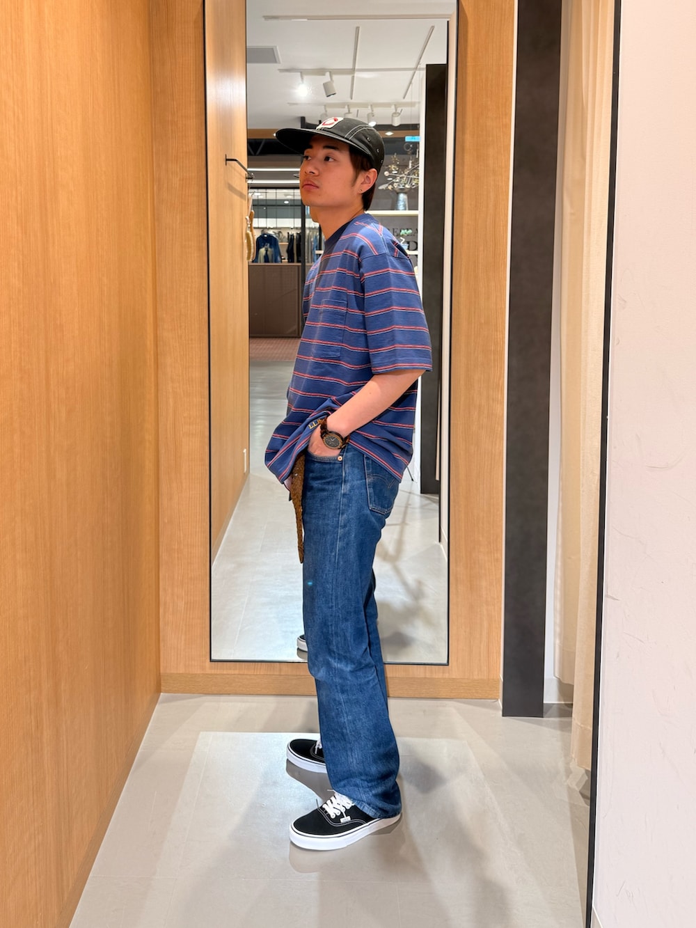 ブルー系のTシャツ/カットソー、ブラック系のスニーカーを着用したメンズの春コーディネートの3枚目の写真