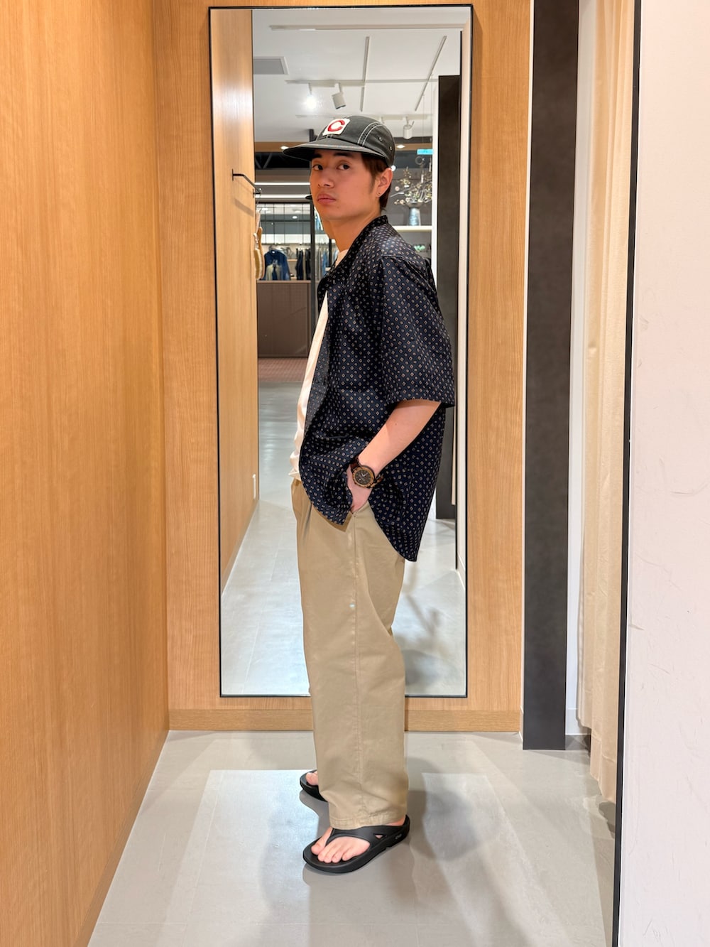 ベージュ系のその他パンツ、ブラック系のサンダル、ホワイト系のTシャツ/カットソーを着用したメンズの春コーディネートの2枚目の写真