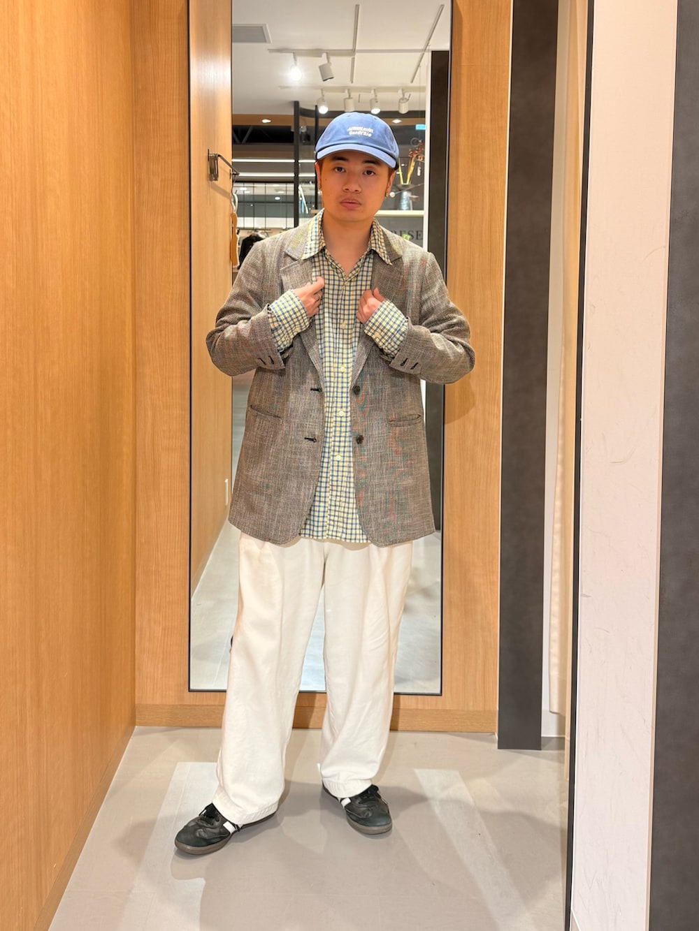 グレー系のその他アウター、ブルー系のキャップを着用したメンズの秋コーディネートの3枚目の写真