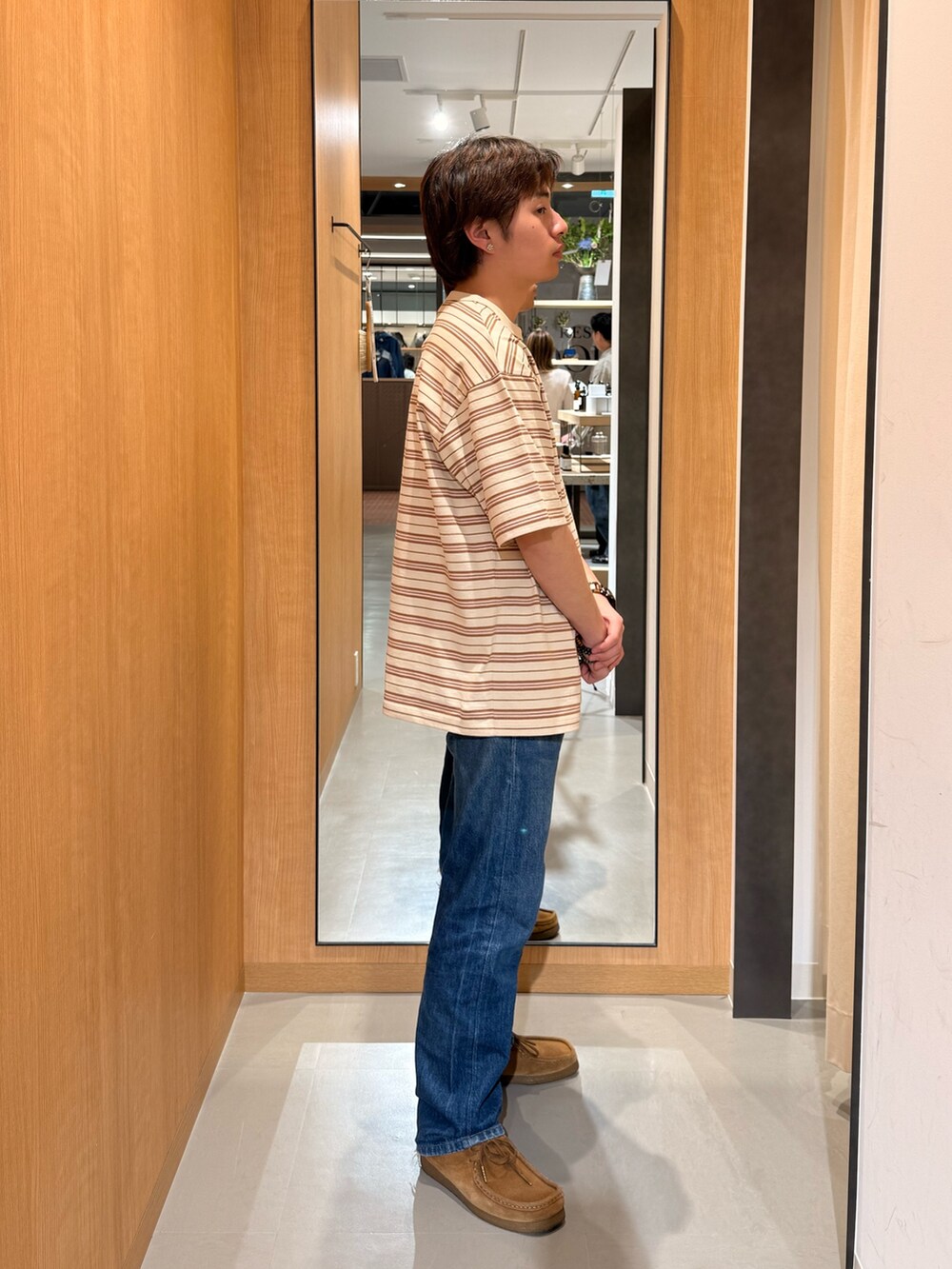 ベージュ系のTシャツ/カットソーを着用したメンズの夏コーディネートの2枚目の写真