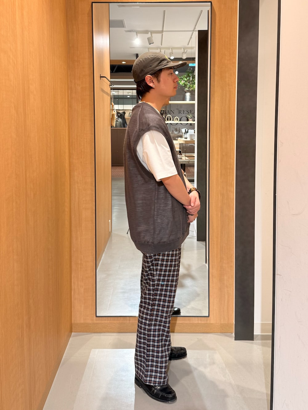 グレー系のベスト、ホワイト系のTシャツ/カットソーを着用したメンズの春コーディネートの3枚目の写真