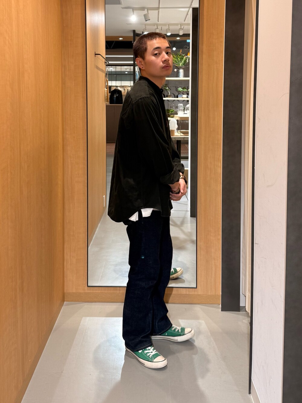 グレー系のシャツ/ブラウスを着用したメンズの秋コーディネートの2枚目の写真