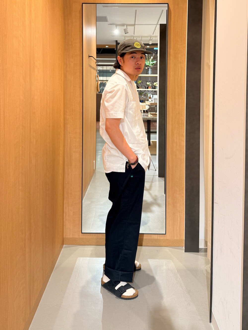 ブルー系のその他パンツ、ブラック系のサンダルを着用したメンズの夏コーディネートの2枚目の写真