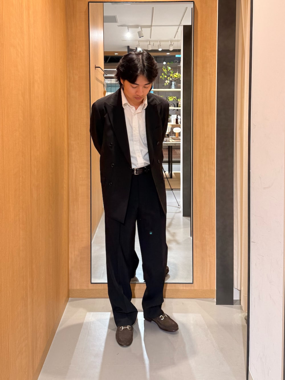 ブラック系のその他アウター、ブラック系のスーツパンツ、ブラウン系のドレスシューズを着用したメンズの夏コーディネートの2枚目の写真