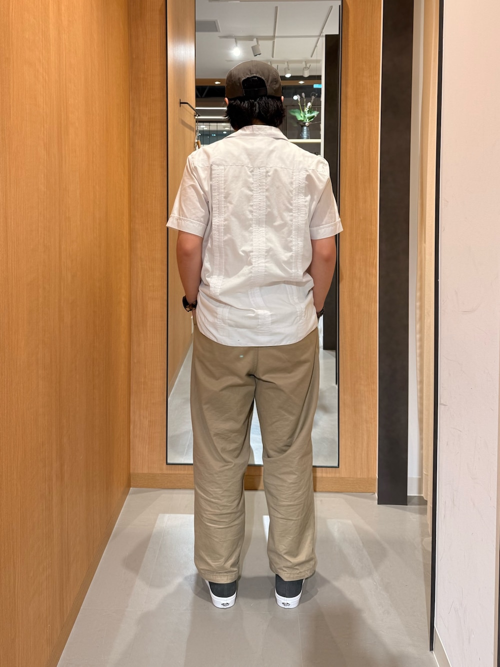 ブラック系のスニーカーを着用したメンズの夏コーディネートの3枚目の写真