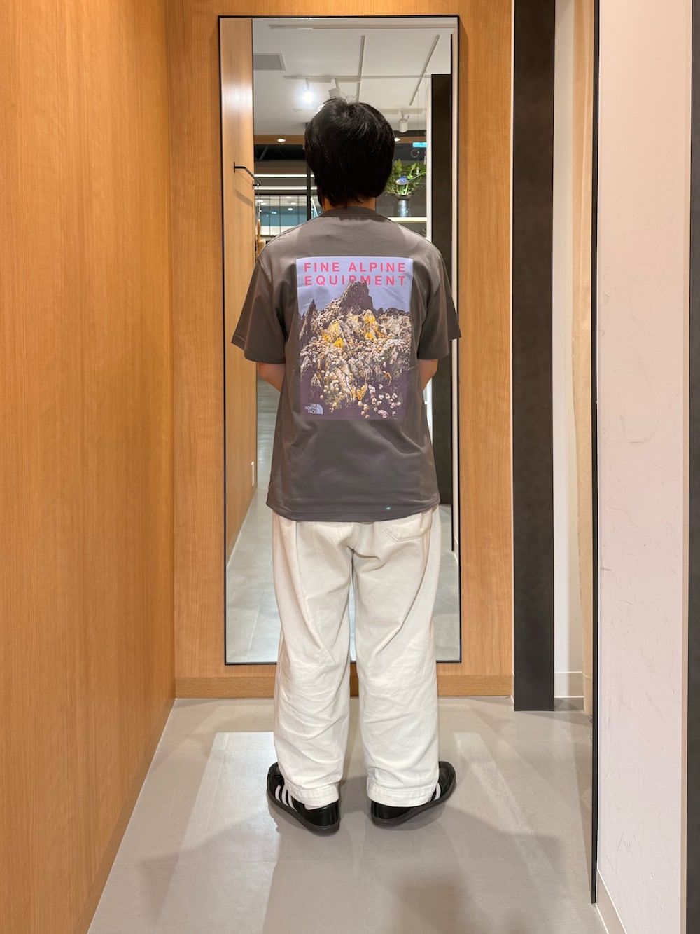 グレー系のTシャツ/カットソーを着用したメンズの夏コーディネートの3枚目の写真
