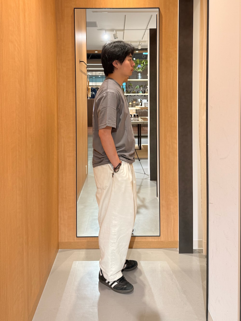 グレー系のTシャツ/カットソーを着用したメンズの夏コーディネートの2枚目の写真