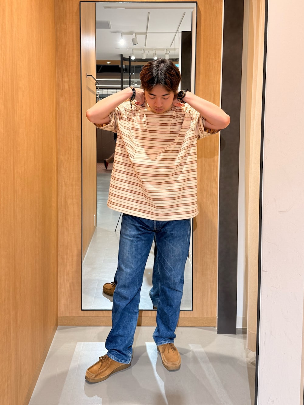ベージュ系のTシャツ/カットソーを着用したメンズの夏コーディネートの3枚目の写真