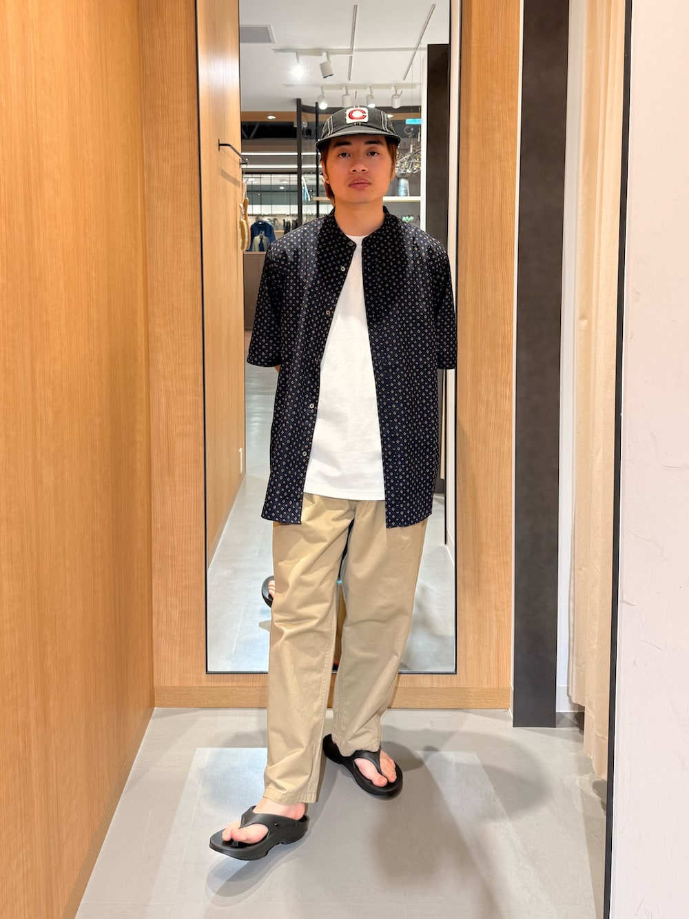ベージュ系のその他パンツ、ブラック系のサンダル、ホワイト系のTシャツ/カットソーを着用したメンズの春コーディネートの3枚目の写真