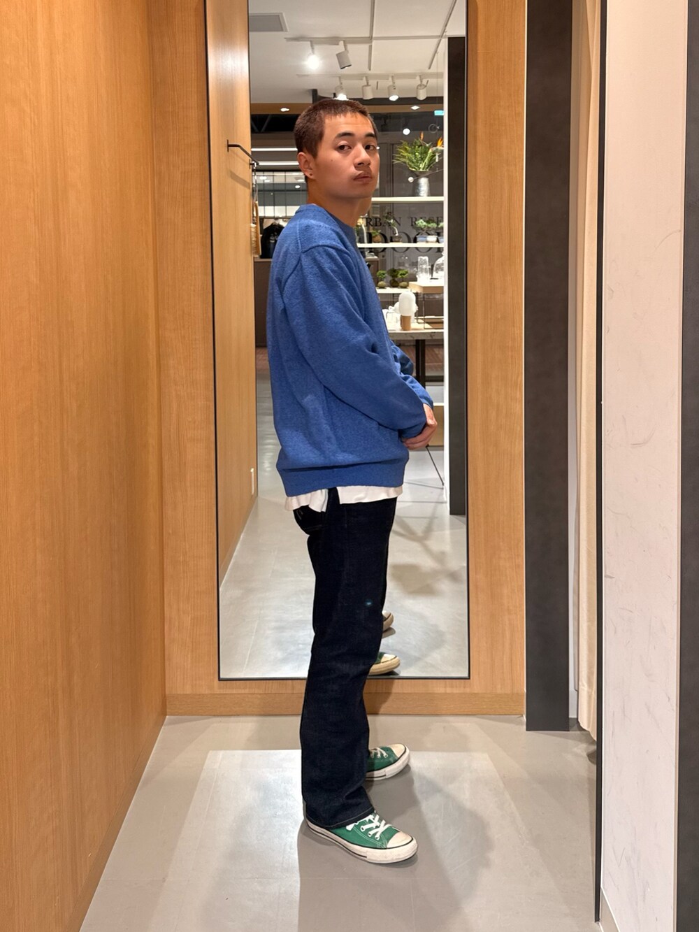 ブルー系のニット/セーターを着用したメンズの秋コーディネートの3枚目の写真