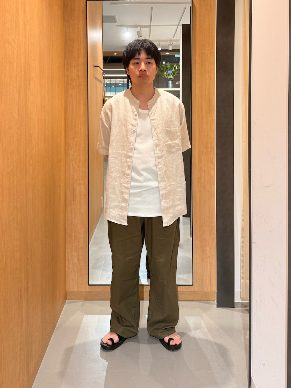 ホワイト系のタンクトップ、ホワイト系のシャツ/ブラウス、ブラック系のサンダルを着用したメンズの夏コーディネートの2枚目の写真