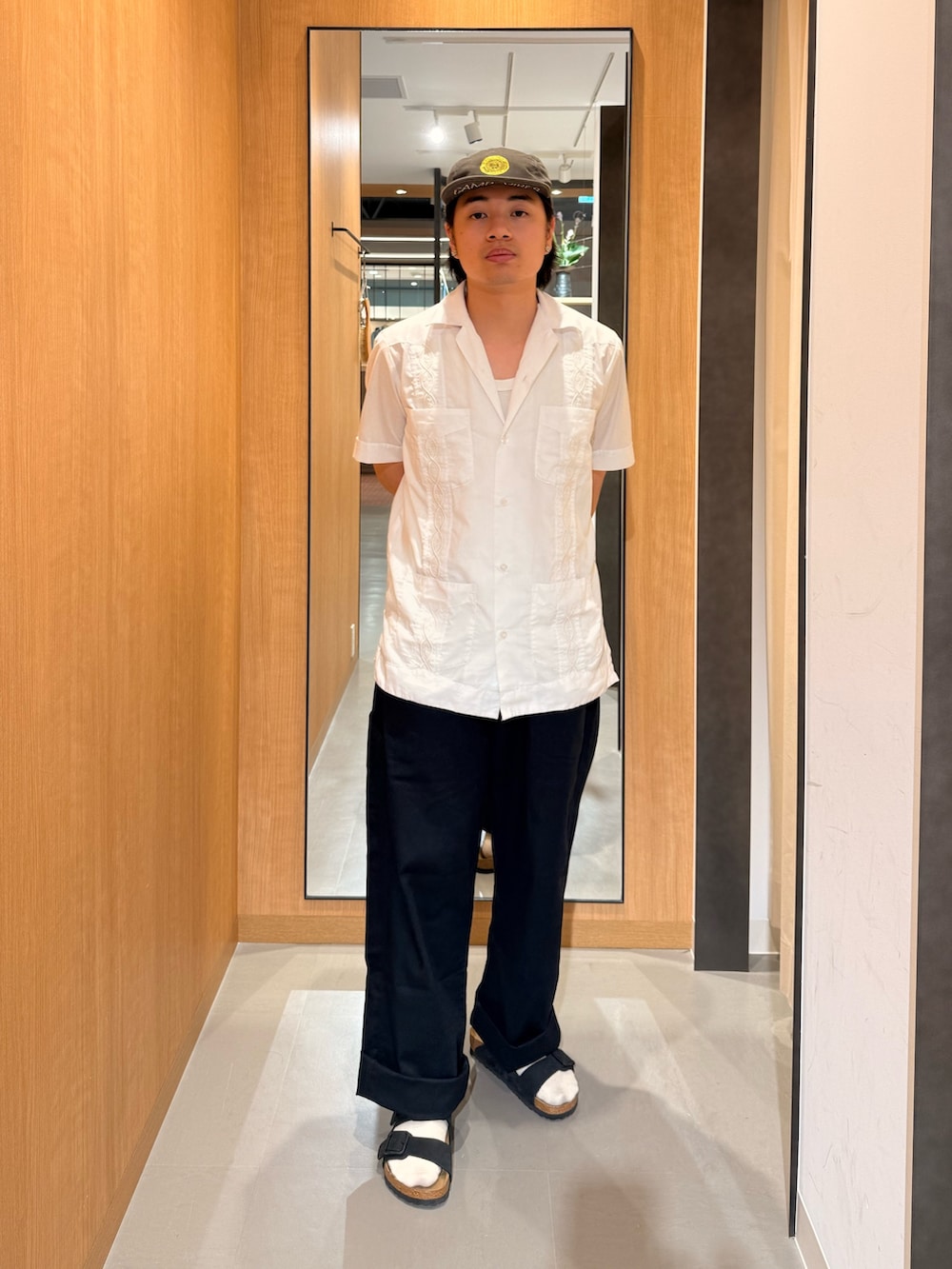 ブルー系のその他パンツ、ブラック系のサンダルを着用したメンズの夏コーディネートの3枚目の写真