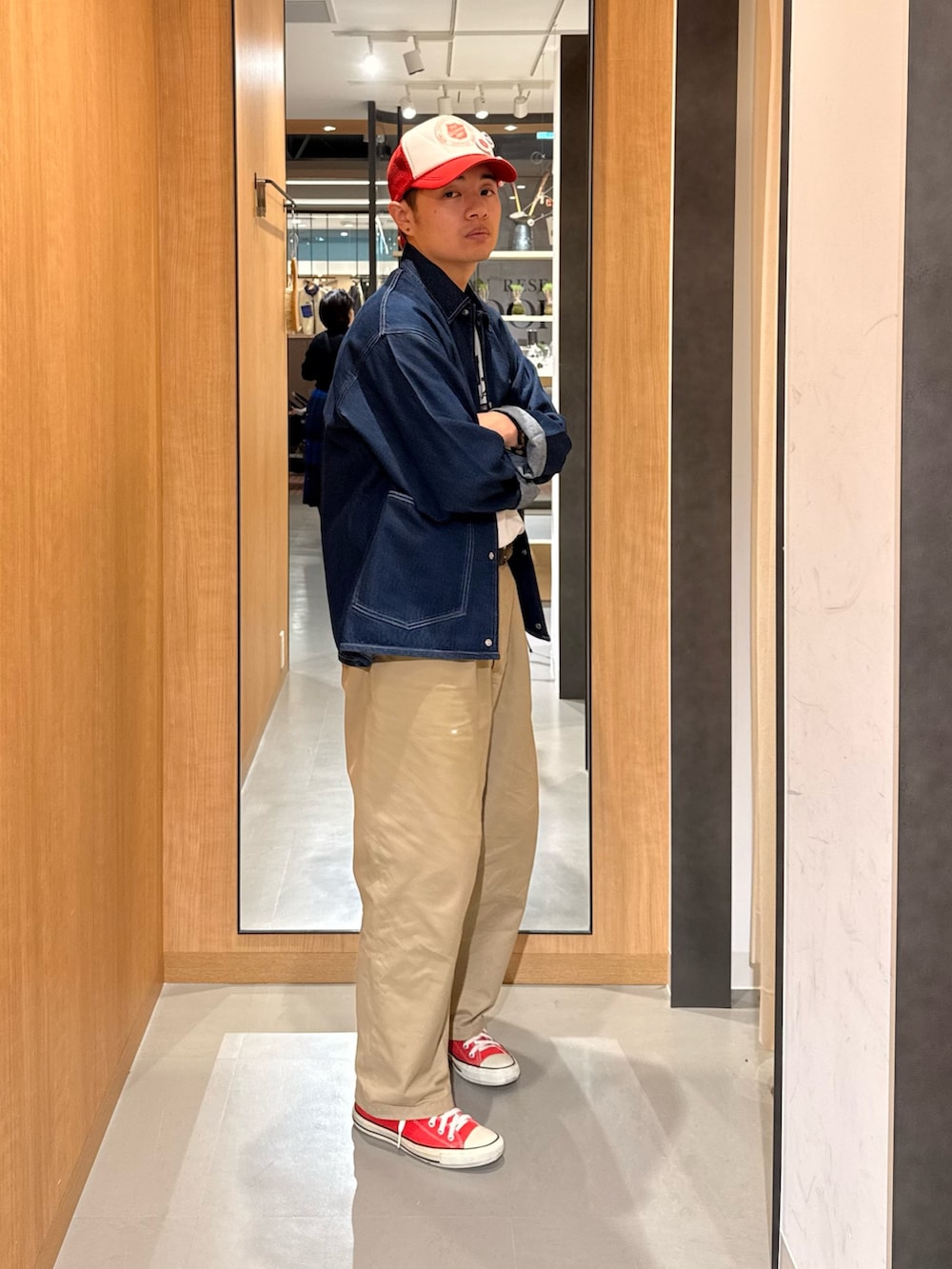 ブルー系のシャツ/ブラウスを着用したメンズの秋コーディネートの2枚目の写真