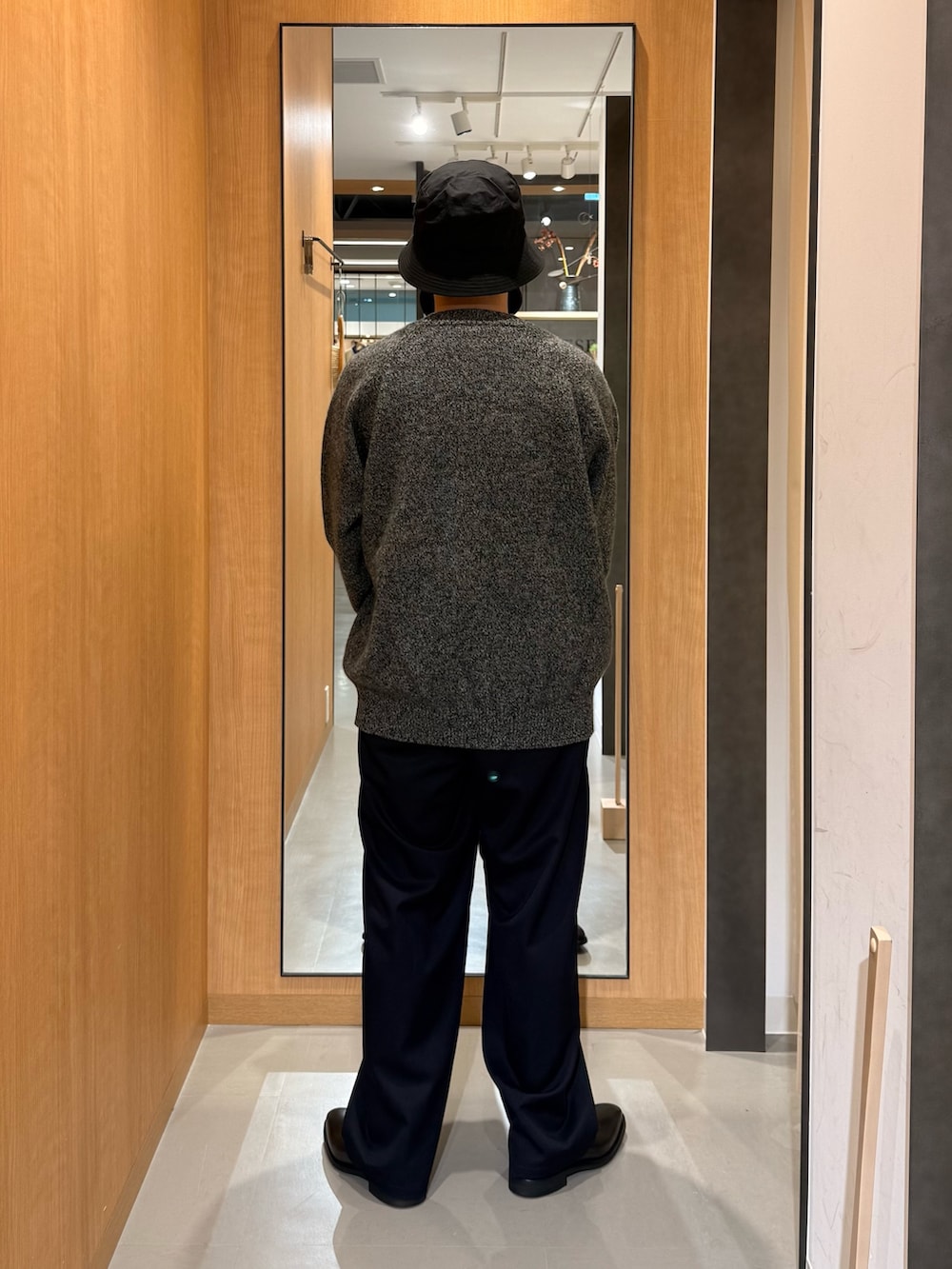 ブラック系のニット/セーター、ブルー系のその他パンツ、ブラック系のドレスシューズを着用したメンズの秋コーディネートの2枚目の写真