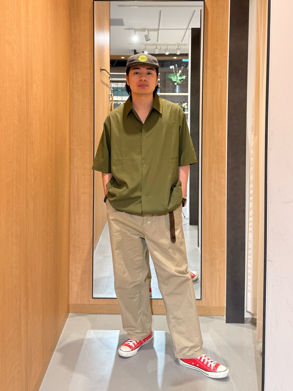 グリーン系のカーディガン/ボレロ、ホワイト系のタンクトップを着用したメンズの夏コーディネートの2枚目の写真