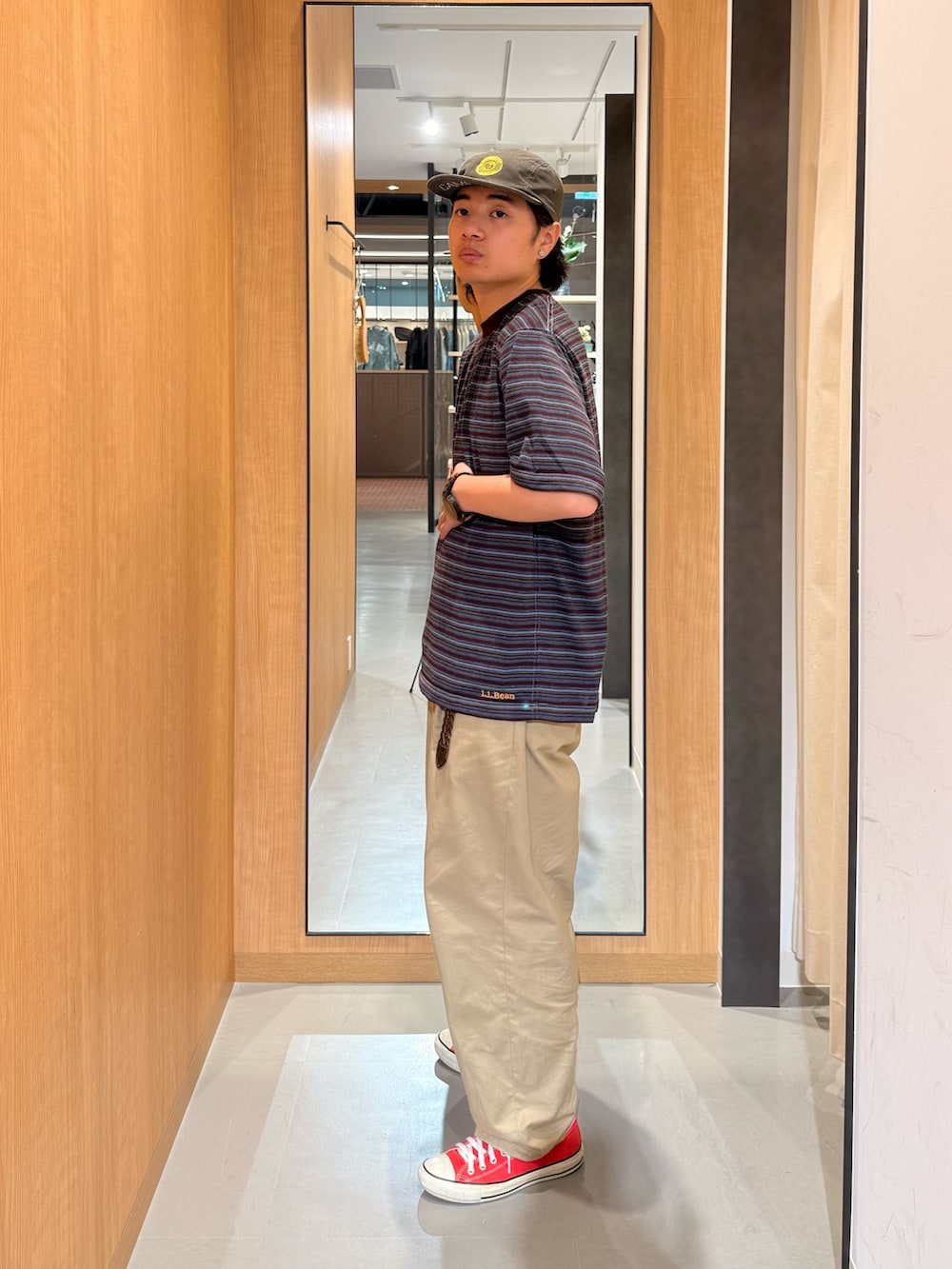 ブラック系のTシャツ/カットソーを着用したメンズの夏コーディネートの2枚目の写真