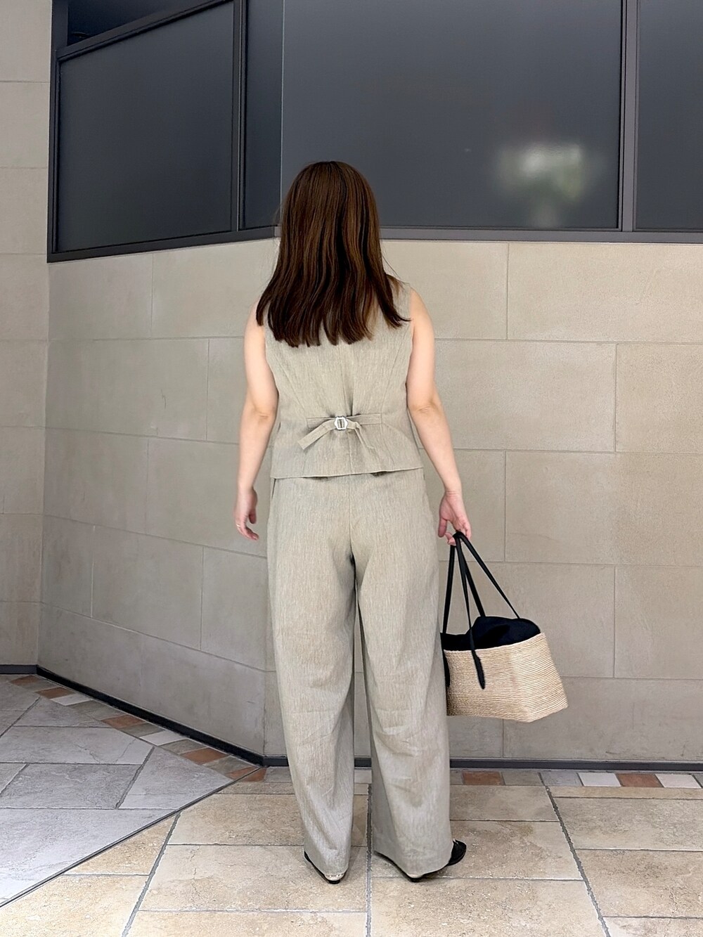 ベージュ系のベスト、ホワイト系のタンクトップ、ベージュ系のその他パンツを着用したレディースの春コーディネートの3枚目の写真