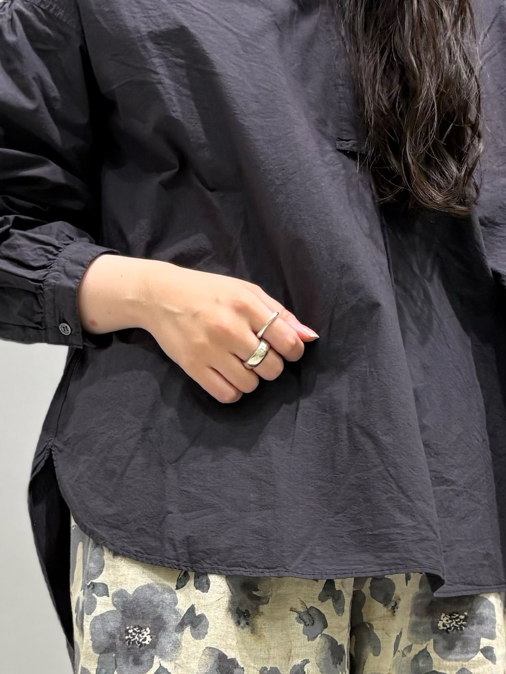 ブルー系のシャツ/ブラウス、グレー系のタンクトップ、ベージュ系のかごバッグを着用したレディースの春コーディネートの7枚目の写真