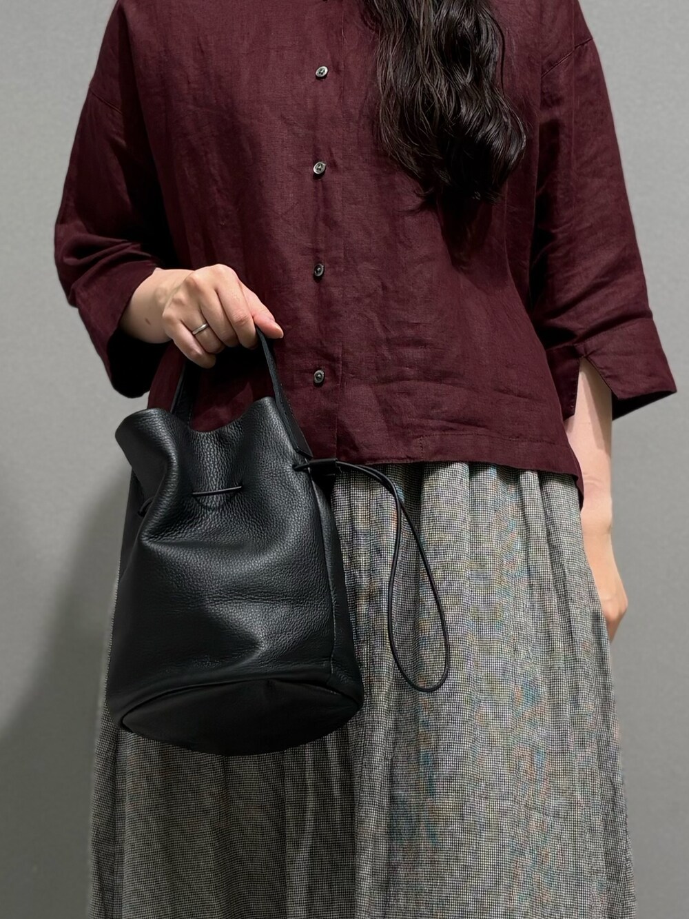 ブラウン系のシャツ/ブラウス、その他のスカート、ブラック系のその他雑貨を着用したレディースの春コーディネートの8枚目の写真